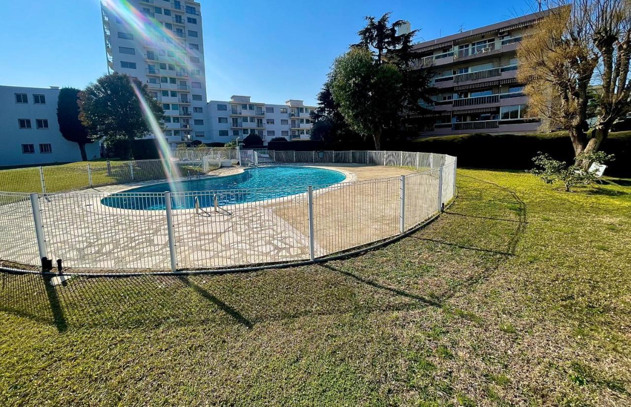 Appartement Bord De Mer Avec Piscine Saint-Laurent-du-Var Exterior photo